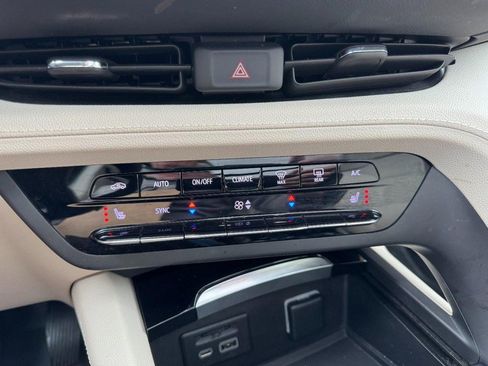 Used 2022 Buick Envision Essence w/ Technology Package I AWD/4WD image 17