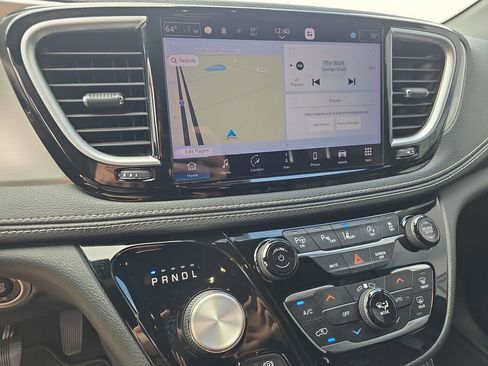 Used 2022 Chrysler Pacifica Limited w/ S Appearance Package FWD image 21