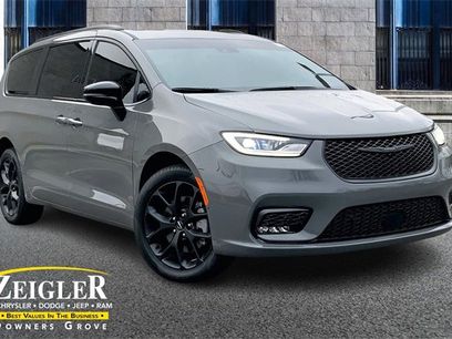 Used 2024 Chrysler Pacifica Limited w/ Uconnect Theater Family Group