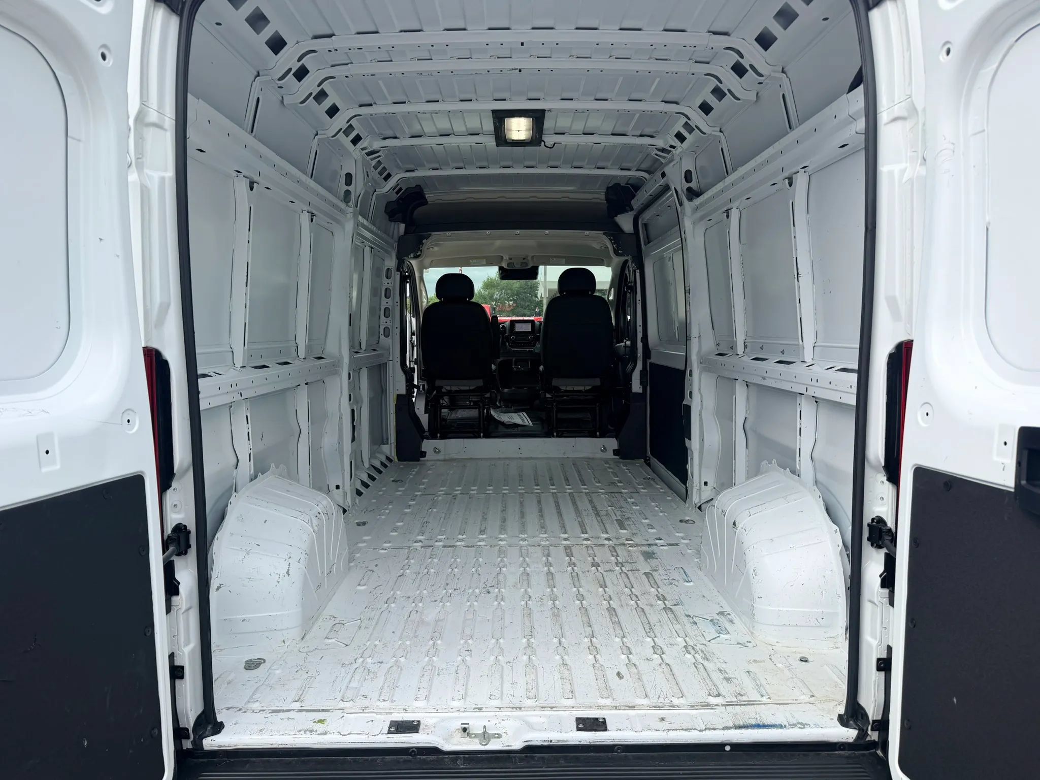 Used 2024 RAM ProMaster 2500 w/ Convenience Group FWD image 11