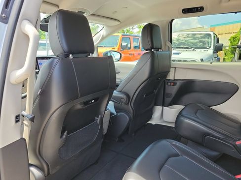 Used 2024 Chrysler Pacifica Touring-L FWD image 15