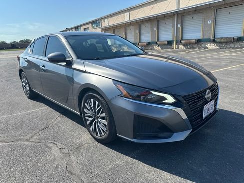 Used 2023 Nissan Altima 2.5 SV w/ SV Premium Package FWD image 3