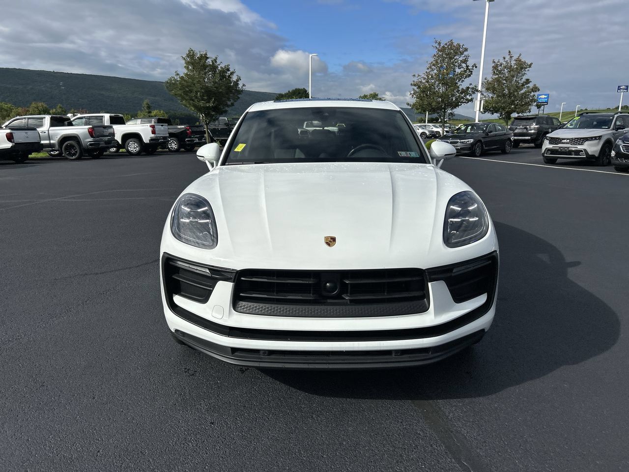 Used 2025 Porsche Macan AWD/4WD image 2