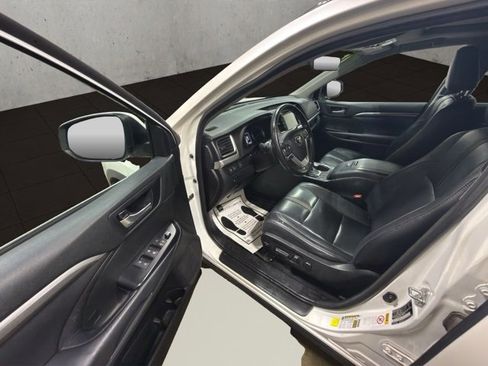 Used 2018 Toyota Highlander SE image 9