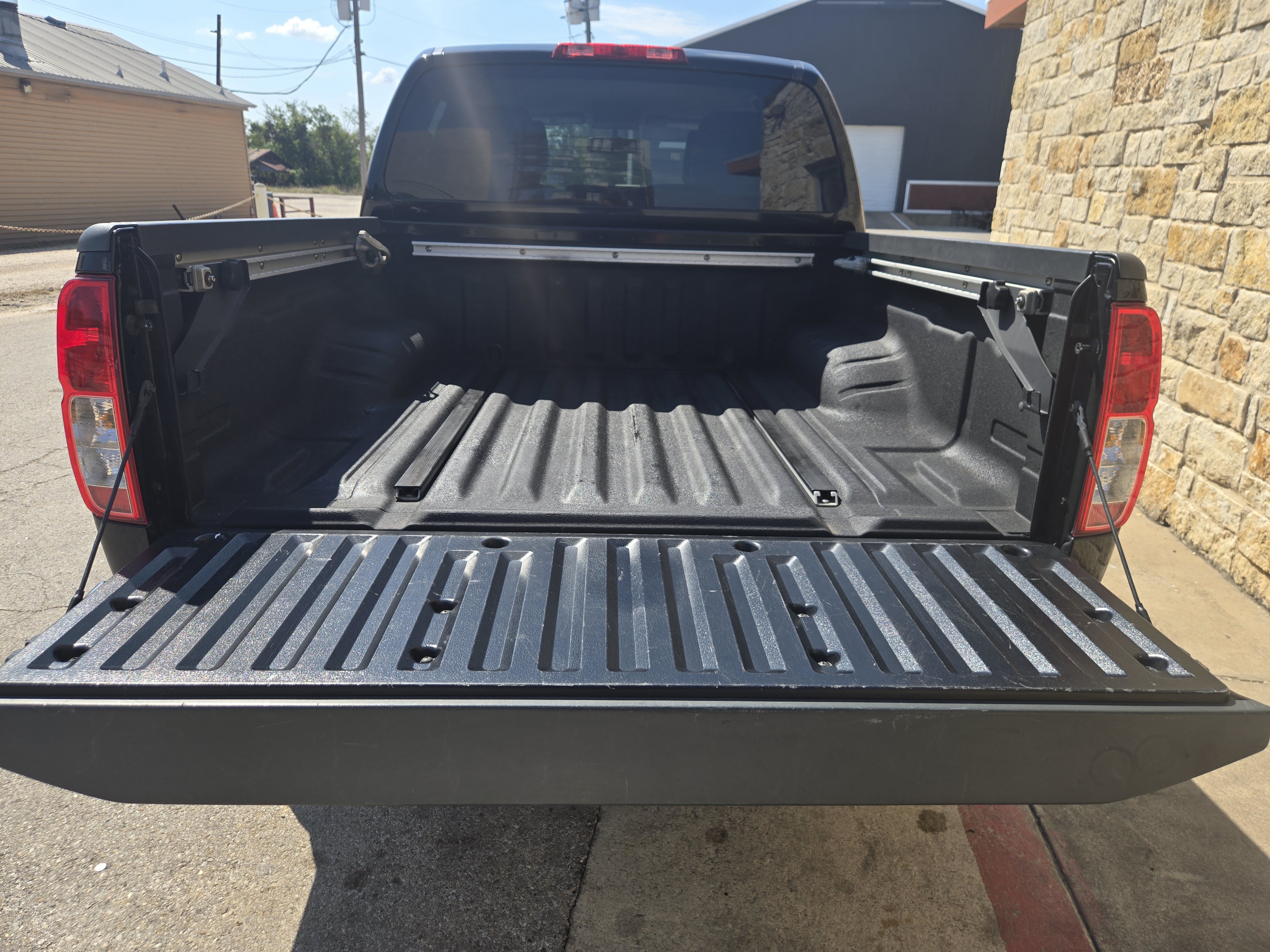 Used 2013 Nissan Frontier SV w/ SV Value Truck Pkg RWD image 16