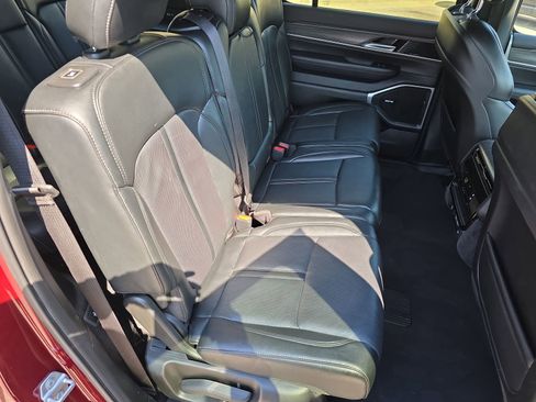 Used 2024 Jeep Wagoneer Series II w/ Flexible Seating Group image 11