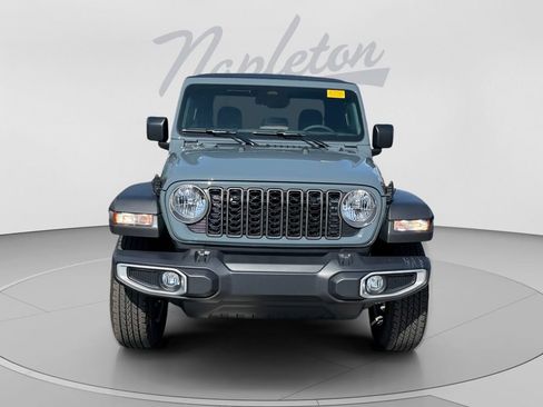 Used 2026 Jeep Gladiator Sport AWD/4WD image 9