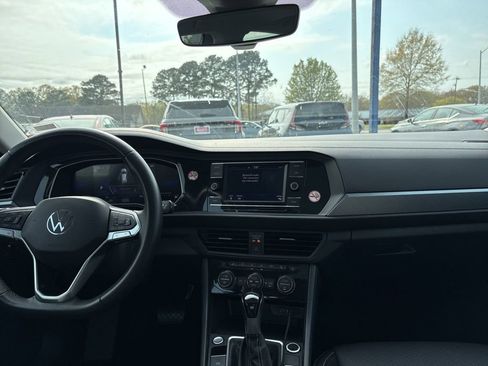 Used 2024 Volkswagen Jetta SE image 9