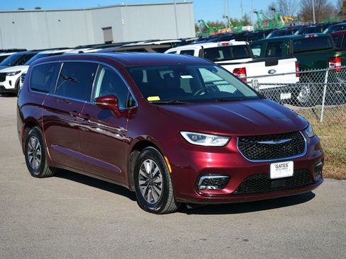 Used 2022 Chrysler Pacifica Touring-L image 4