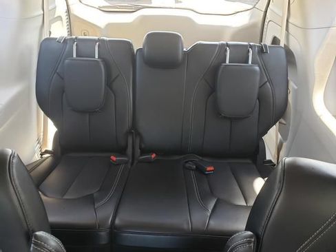Used 2024 Chrysler Pacifica Touring-L FWD image 13