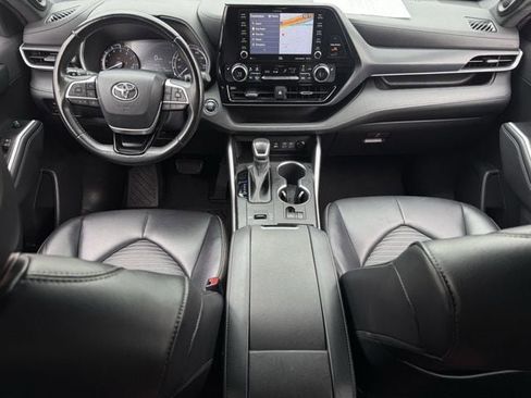 Used 2022 Toyota Highlander XSE FWD image 11