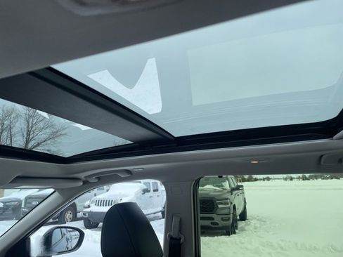 Used 2023 Nissan Rogue SV image 14