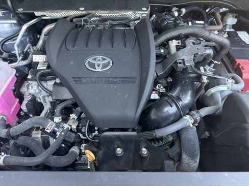 Used 2024 Toyota Highlander XLE FWD image 18