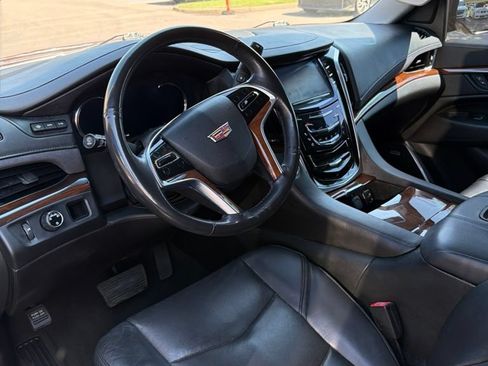 Used 2018 Cadillac Escalade Luxury RWD image 12