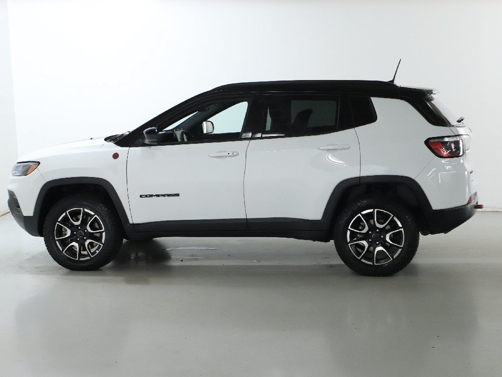 Used 2025 Jeep Compass Trailhawk AWD/4WD image 37