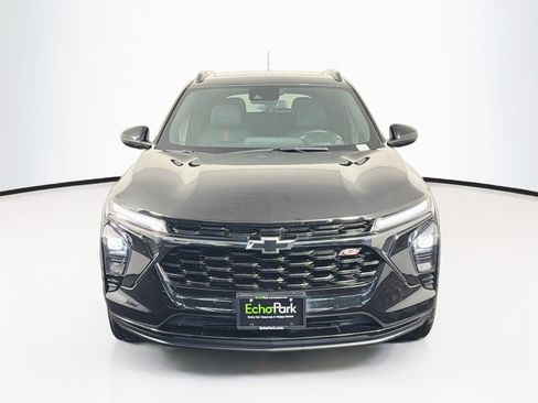 Used 2024 Chevrolet Trax RS w/ Sunroof Package FWD image 2
