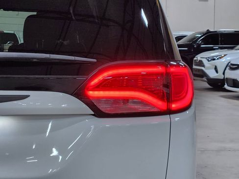 Used 2019 Chrysler Pacifica Touring Plus w/ S Appearance Package FWD image 22