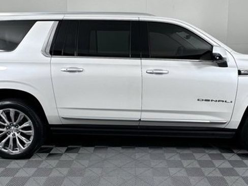 Used 2021 GMC Yukon XL Denali w/ Denali Premium Package image 9
