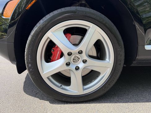 Used 2005 Porsche Cayenne Turbo AWD/4WD image 32