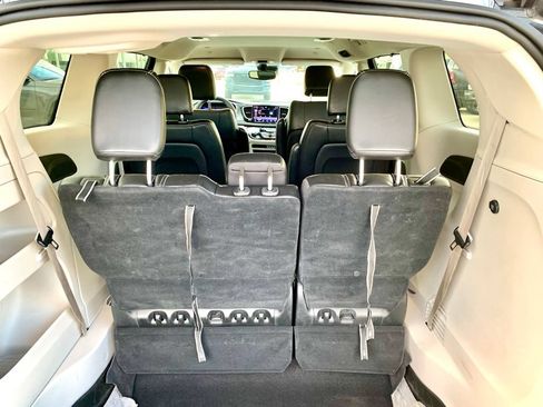 Used 2023 Chrysler Pacifica Touring-L FWD image 21