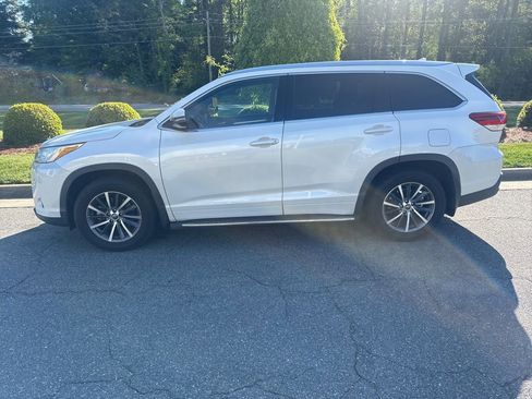 Used 2018 Toyota Highlander XLE AWD/4WD image 5