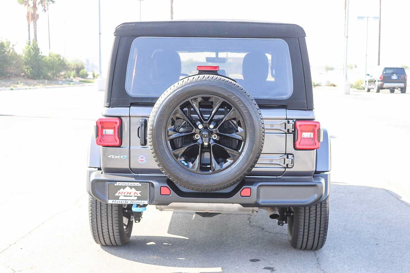 Used 2023 Jeep Wrangler Unlimited Sahara w/ Cold Weather Group AWD/4WD image 7