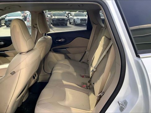 Used 2019 Jeep Cherokee Latitude w/ Popular Appearance Group FWD image 10