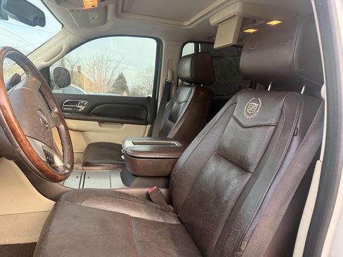 Used 2011 Cadillac Escalade ESV Platinum image 19