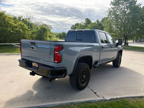 Used 2024 Chevrolet Silverado 2500 ZR2 w/ Technology Package AWD/4WD image 9