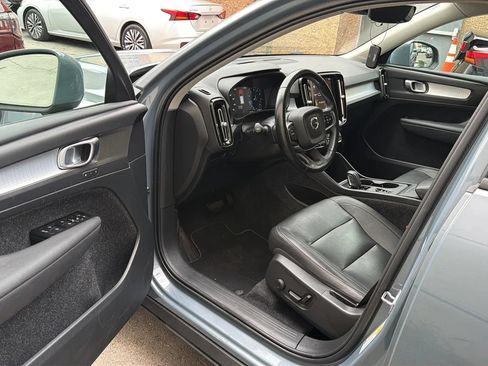 Used 2021 Volvo XC40 T4 Momentum FWD image 23
