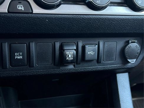 Used 2020 Toyota Tacoma SR5 AWD/4WD image 44