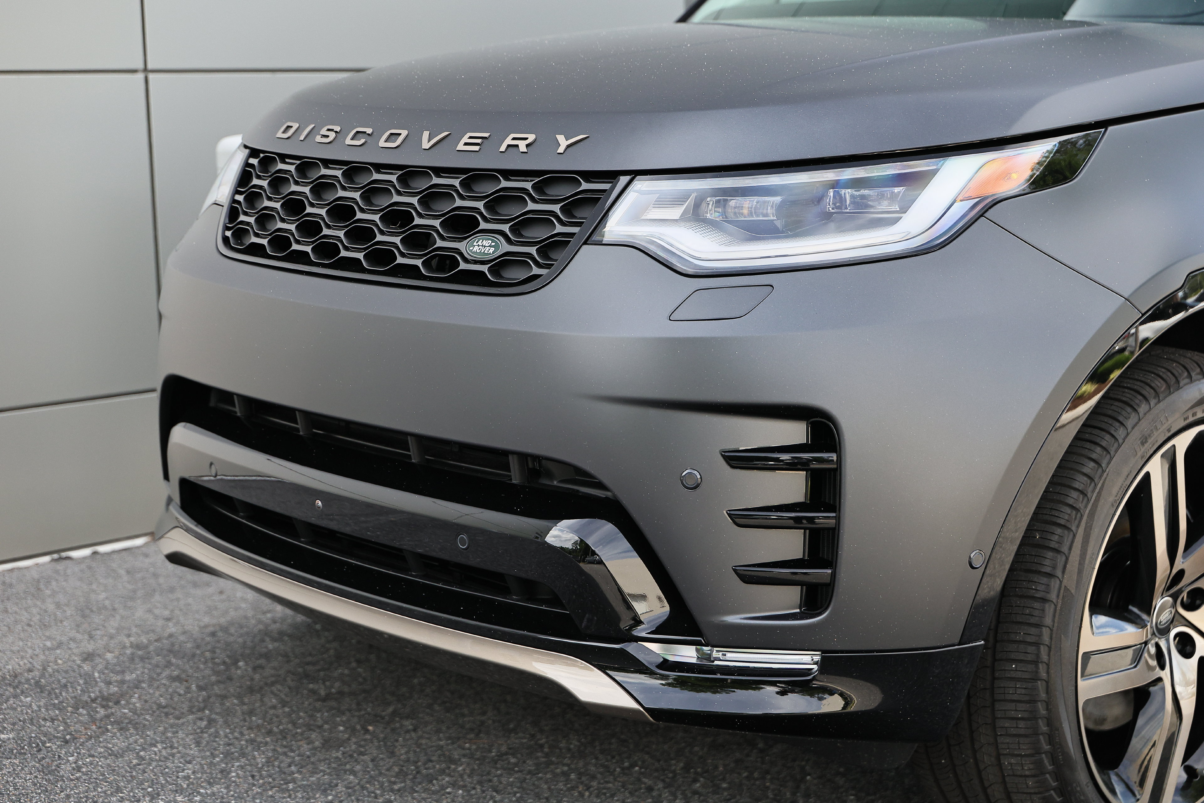 New 2026 Land Rover Discovery Limited Edition AWD/4WD image 2