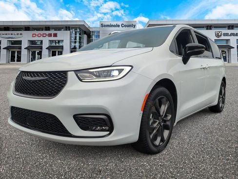 New 2026 Chrysler Pacifica Select FWD image 4