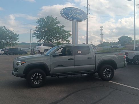 Used 2023 Toyota Tacoma TRD Off-Road w/ Advanced Technology Package AWD/4WD image 10