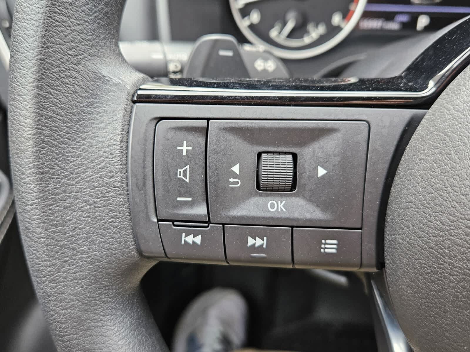 Used 2023 Nissan Rogue SV AWD/4WD image 12