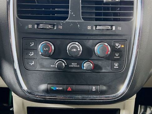 Used 2016 Dodge Grand Caravan SE image 14