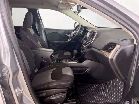 Used 2014 Jeep Cherokee Latitude w/ Cold Weather Group FWD image 25