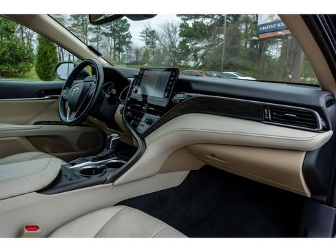 Used 2021 Toyota Camry XLE w/ Navigation Package image 17