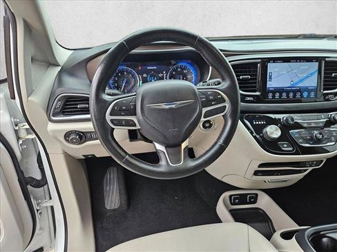 Used 2017 Chrysler Pacifica Touring-L Plus image 11