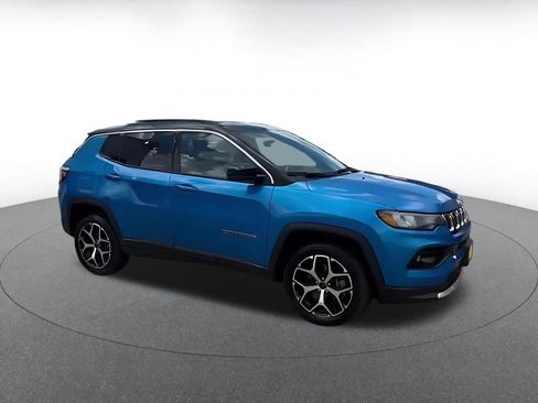 Used 2025 Jeep Compass Limited AWD/4WD image 2