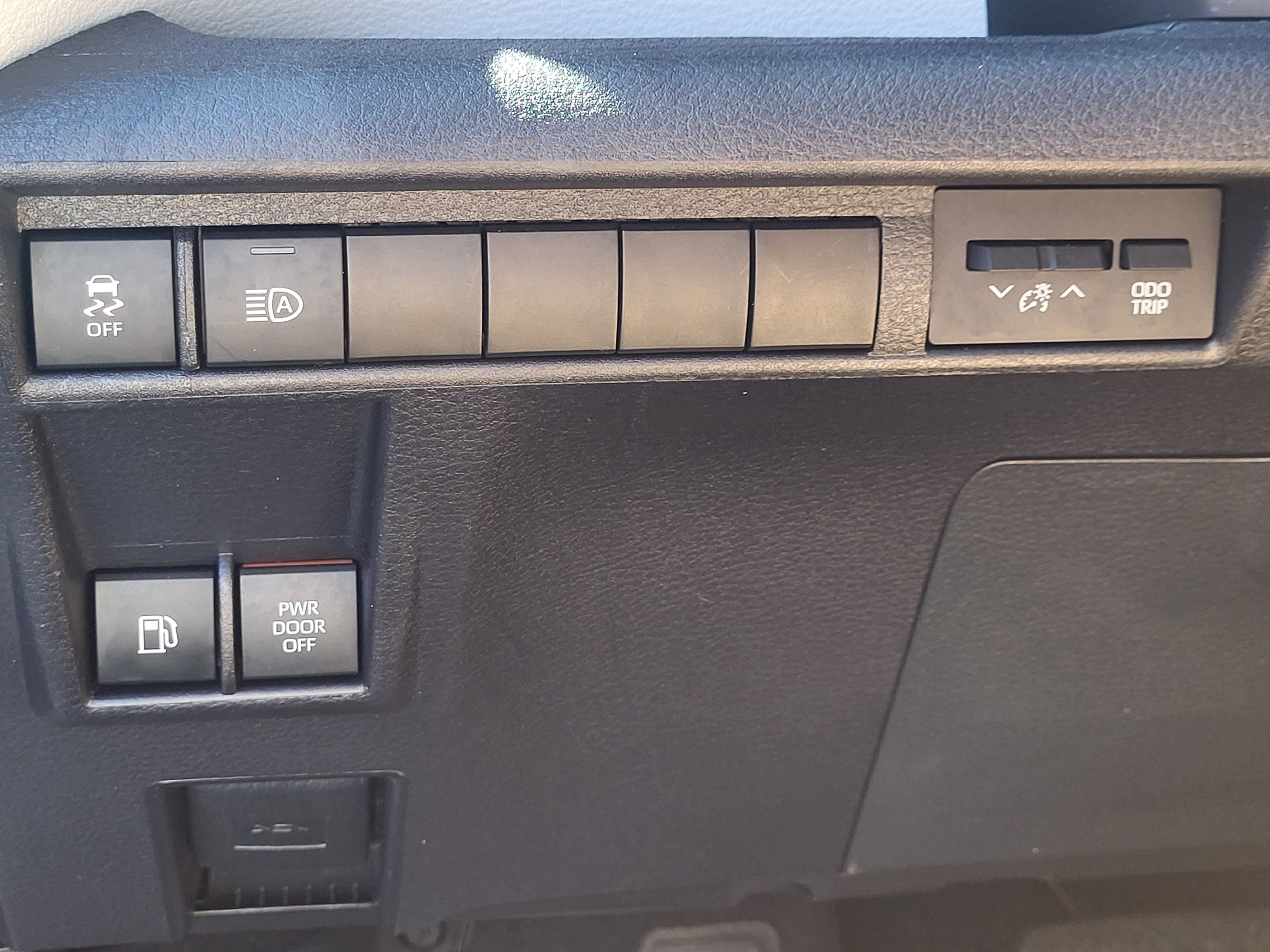 Used 2025 Toyota Sienna XLE FWD image 32
