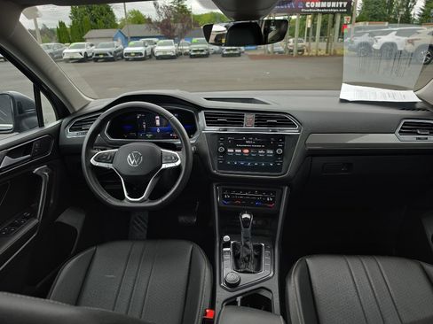 Used 2023 Volkswagen Tiguan SE AWD/4WD image 21