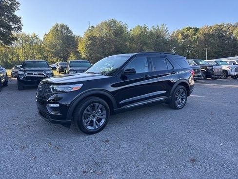 Used 2022 Ford Explorer XLT w/ Equipment Group 202A image 3