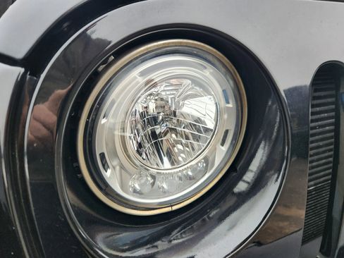 Used 2017 Jeep Wrangler Unlimited Sahara image 45