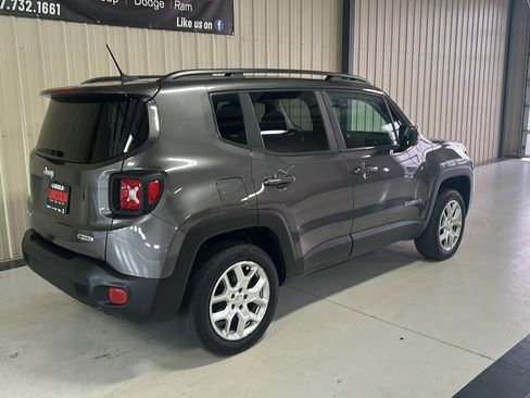 Used 2017 Jeep Renegade Latitude w/ Popular Equipment Group AWD/4WD image 6