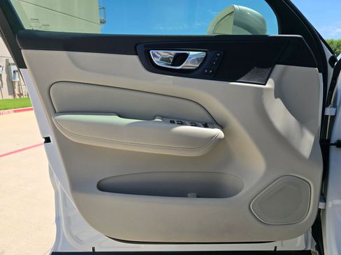 Used 2018 Volvo XC60 T6 Momentum w/ Vision Package AWD/4WD image 18