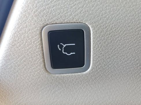 Used 2024 Chrysler Pacifica Touring-L image 16