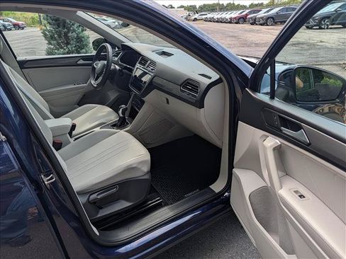 Used 2022 Volkswagen Tiguan SE w/ Panoramic Sunroof Package FWD image 10