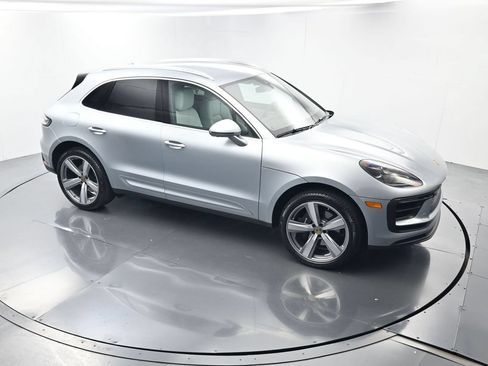 Certified 2025 Porsche Macan AWD/4WD image 42