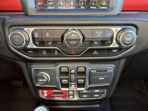 Used 2023 Jeep Gladiator Rubicon w/ Cold Weather Group image 23